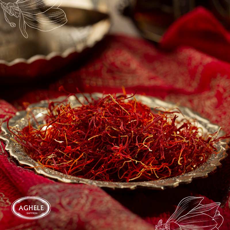 صادرات 75% زعفران خراسان در سال 1402- زعفران در ظرف سنتی روی پارچه قرمز