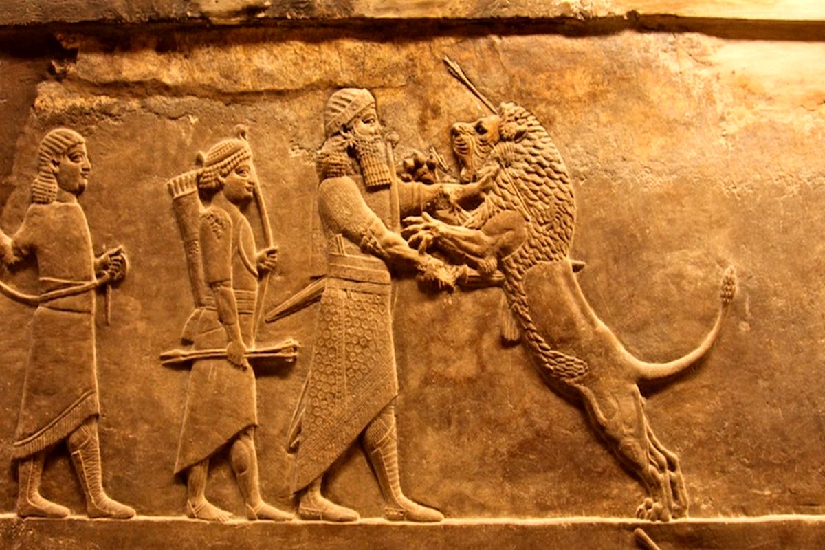 تاریخچه زعفران. خرید زعفران. عکس کنده کاری شده روی سنگ سه مرد و یک شیر
