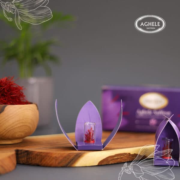 کود مناسب زعفران. زعفران در بسته بندی گلبرگ که بنفش رنگ است روی تخته چوبی