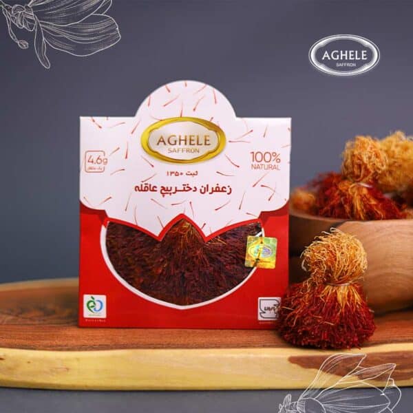 زعفران دسته یا دخترپیچ عاقله در بسته بندی روی چوب و پس زمینه طوسی