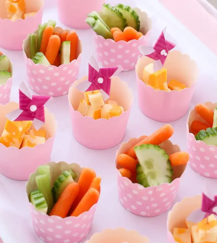 تزیین ظرف غذای کودک سبزیجات در ظرف های صورتی