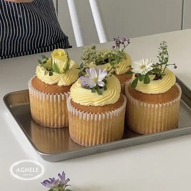 تزیین کاپ کیک زعفرانی با گل طبیعی