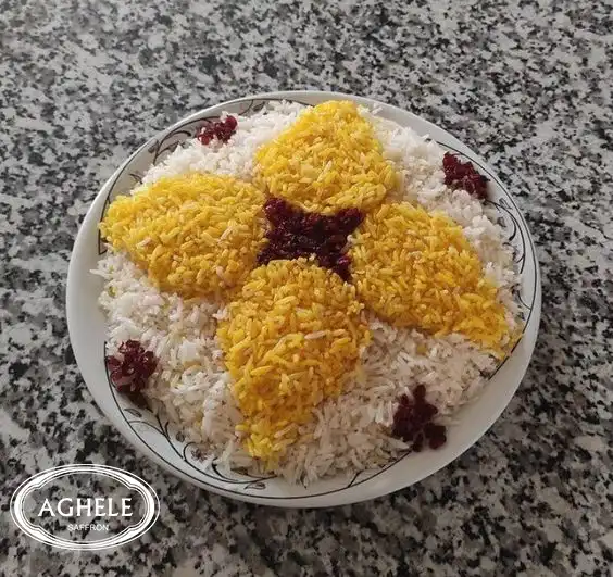 برنج زعفرانی با تزیین زرشک